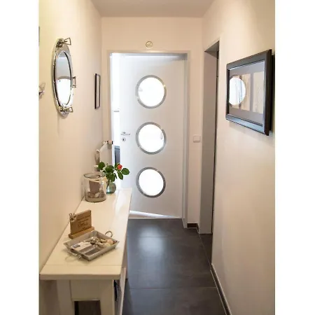 Bullauge-im-haus-seute-deern דירה ג'וסט